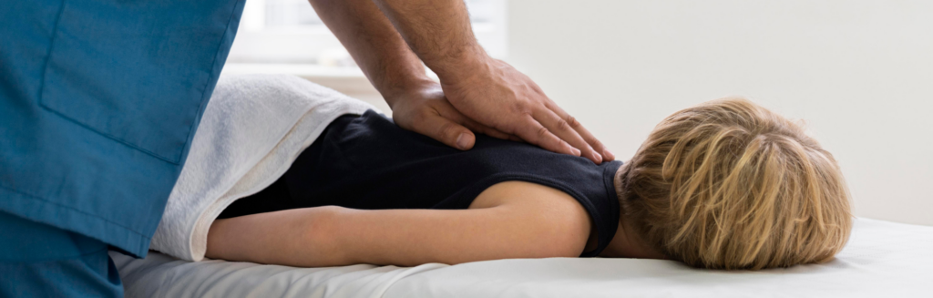 Atendimento de quiropraxia em criança com foco no cuidado postural